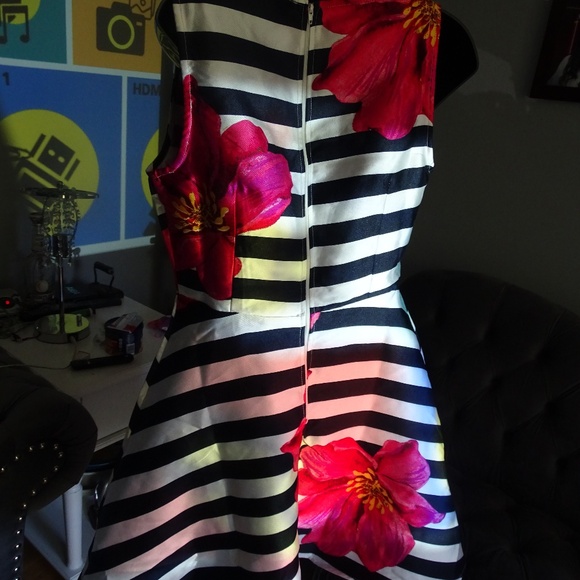 LARA DRESS SIZE M - Picture 2 of 2